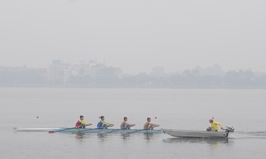 Dự báo thời tiết Hà Nội duy trì tình trạng sương mù và nồm ẩm vào ngày 22.2 trước khi không khí lạnh tràn về vào sáng 23.2. Ảnh: Xuân Đoàn