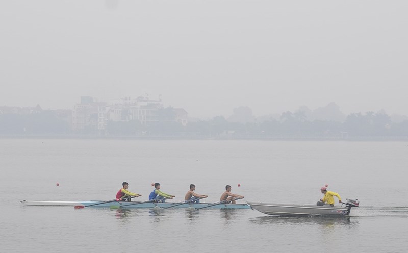 Hanoi weather forecast maintains fog and humidity on February 22 before the cold air flows in on the morning of February 23. Photo: Xuan Doan