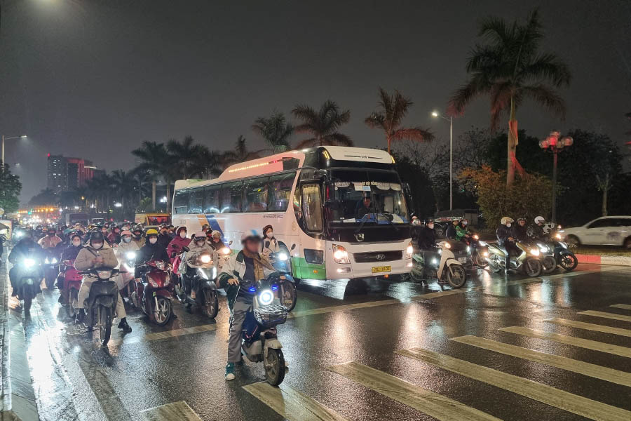 Mat do phuong tien huong Tran Huu Duc di Trinh Van Bo tuong doi lon, tuy nhien un tac da giam dang ke. Anh: The Ky