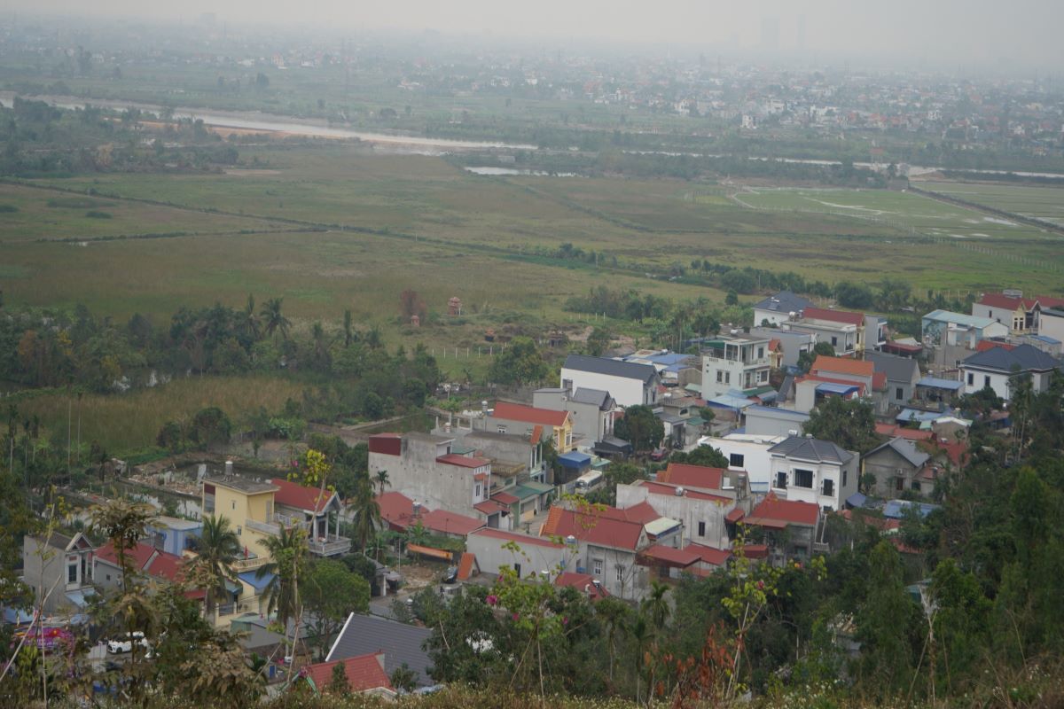 Tu chua Long Hoa, du khach chiem nguong khung canh TP Hai Phong tu tren cao. 