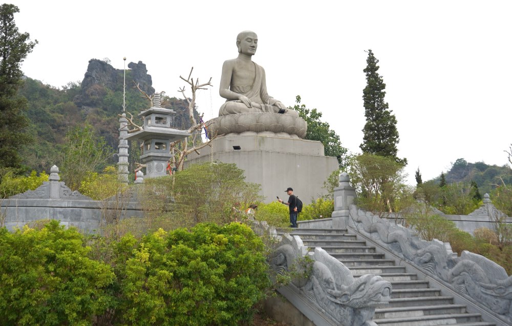 Tuong Phat hoang Tran Nhan Tong cao 5,2 m sung sung giua khuon vien rong lon, tao diem nhan kien truc cho ngoi co tu. Anh: Mai Dung