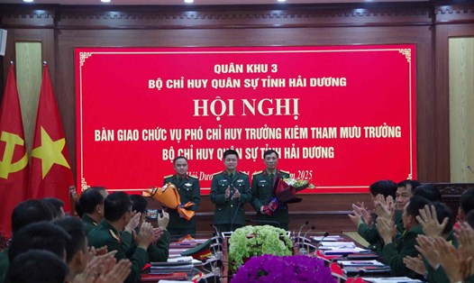 Thượng tá Nguyễn Huy Khánh (ngoài cùng bên trái) làm Tham mưu trưởng Bộ Chỉ huy Quân sự Hải Dương. Ảnh: Ngọc Thanh