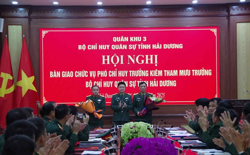 Lieutenant Colonel Nguyen Huy Khanh (far left) is the Chief of Staff of the Hai Duong Military Command. Photo: Ngoc Thanh