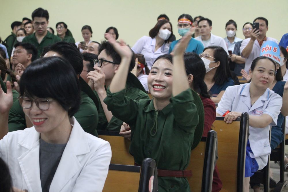 Doctors and nurses in Da Nang demonstrate their ability to play the flute and dance. Photo: Nguyen Thi