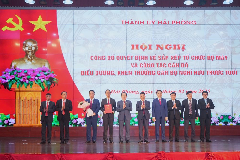 Secretary of the City Party Committee Le Tien Chau presented the Decision and presented flowers to the City Party Committee. Photo: Hai Phong Portal