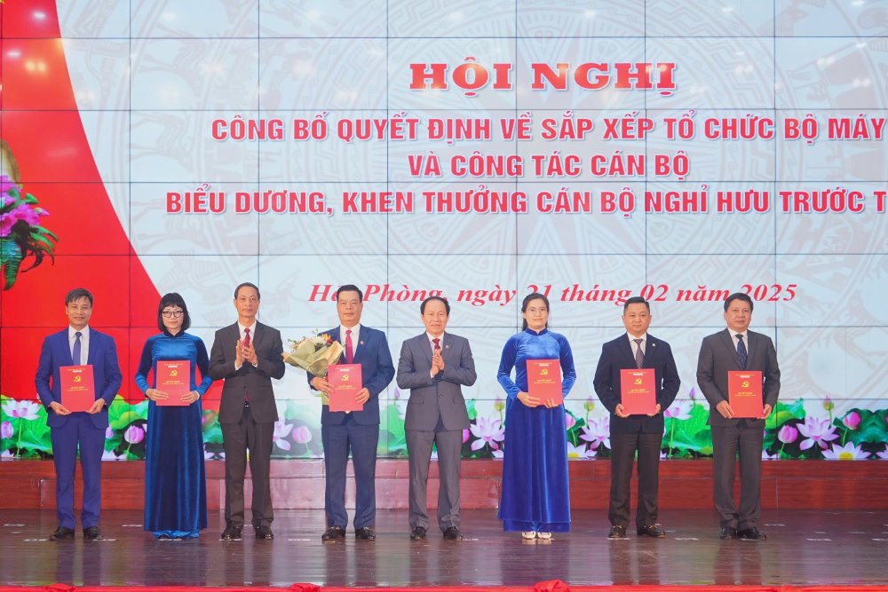 Lanh dao Thanh uy Hai Phong trao quyet dinh va tang hoa cho Ban Tuyen giao va Dan van Thanh uy. Anh: Cong TTDT Hai Phong