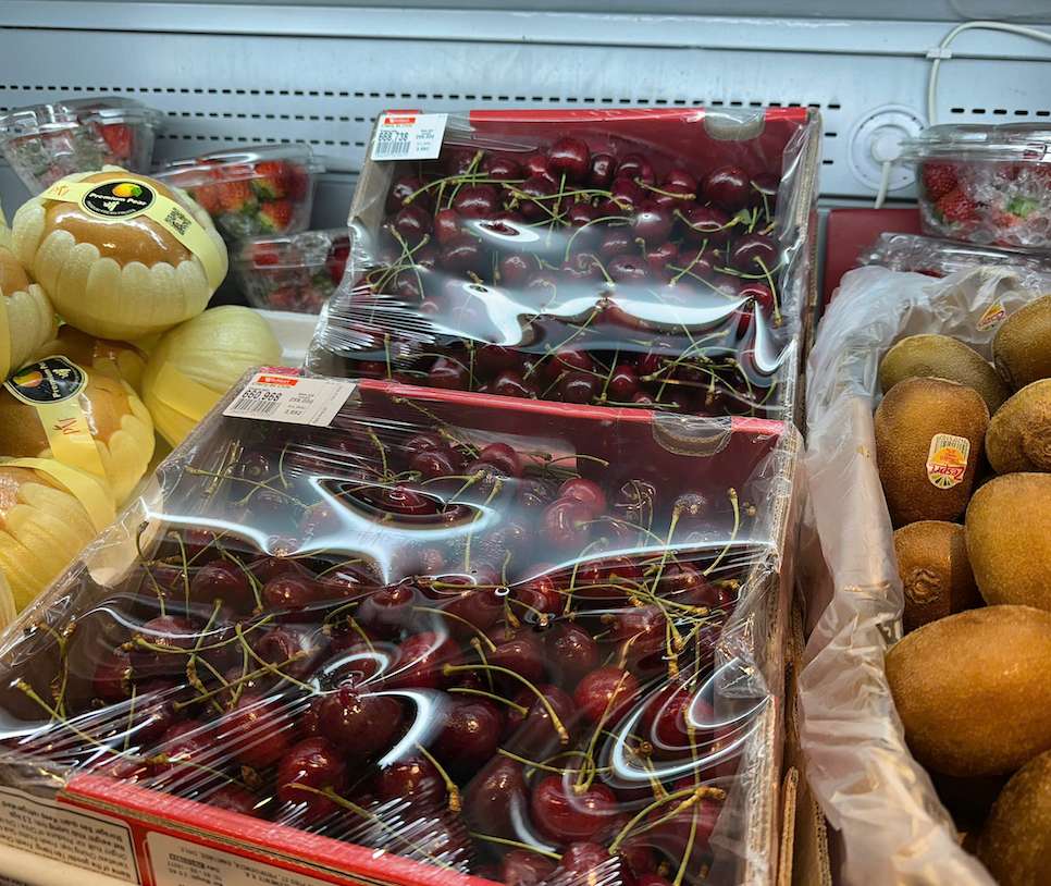 In addition to cheap Chile cherries, the market currently also has some cherries from Australia and New Zealand with prices around 600,000 - 1,000,000 VND/kg. Photo: Bich Hien