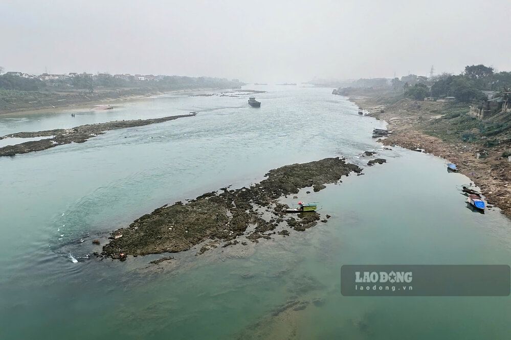 Cac bai da ngam khong lo hien ra giua song. Anh: To Cong.