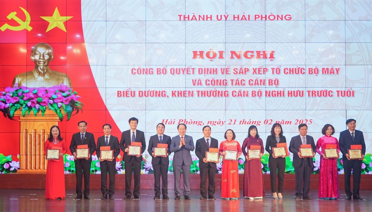 Secretary of the City Party Committee Le Tien Chau presented the Decision on early retirement and presented gratitude symbols to individuals. Photo: Hai Phong Portal
