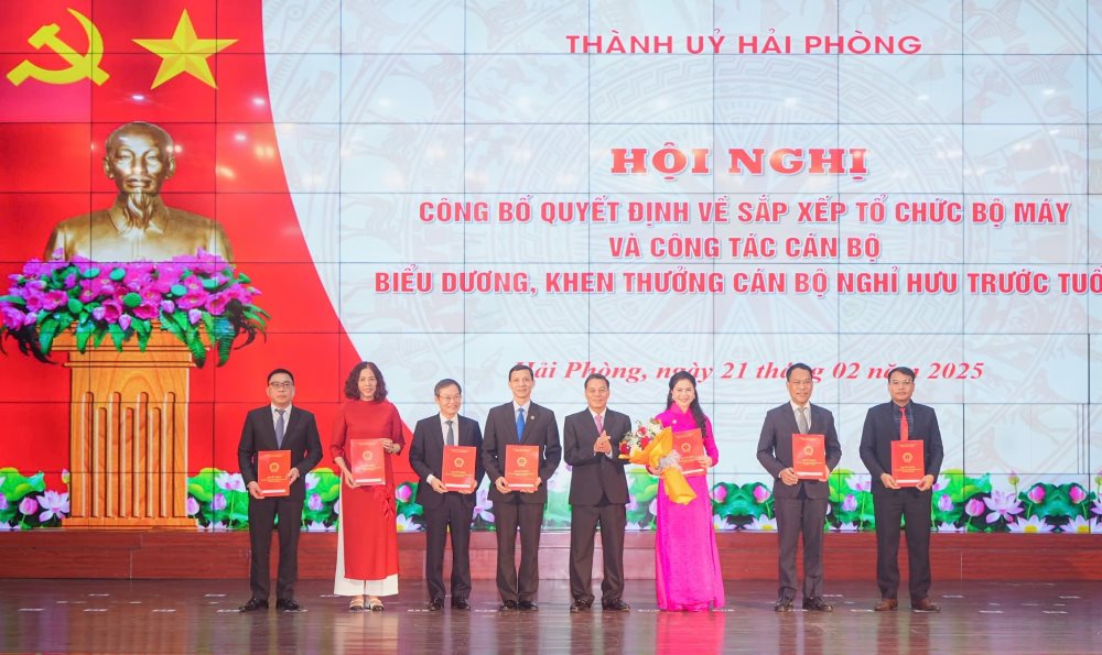 Chu tich UBND thanh pho Nguyen Van Tung trao Quyet dinh va tang hoa cho So Van hoa, The thao va Du lich. Anh: Cong TTDT Hai Phong