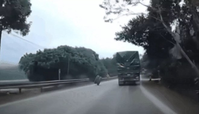 Người đàn ông cắt cỏ bên đường bị lốp xe văng trúng tử vong Người đàn ông cắt cỏ bên đường bị lốp xe văng trúng tử vong
