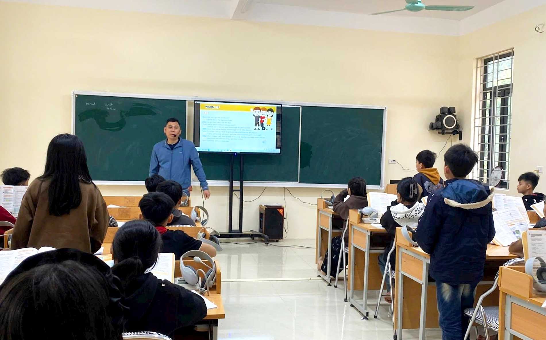 Foreign language lessons for students of Thong Thu Boarding Secondary School for Ethnic Minorities (Que Phong, Nghe An). Photo: My Ha