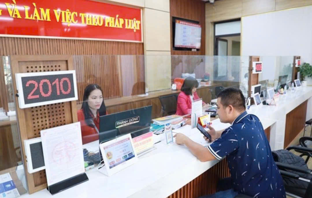 The new salary table for civil servants and public employees is based on Resolution 27. Photo: Huong Nha