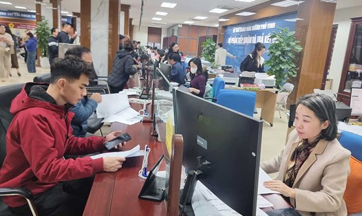 Người dân đăng ký hộ kinh doanh để dạy thêm tại TP Vinh (Nghệ An). Ảnh: Quang Đại