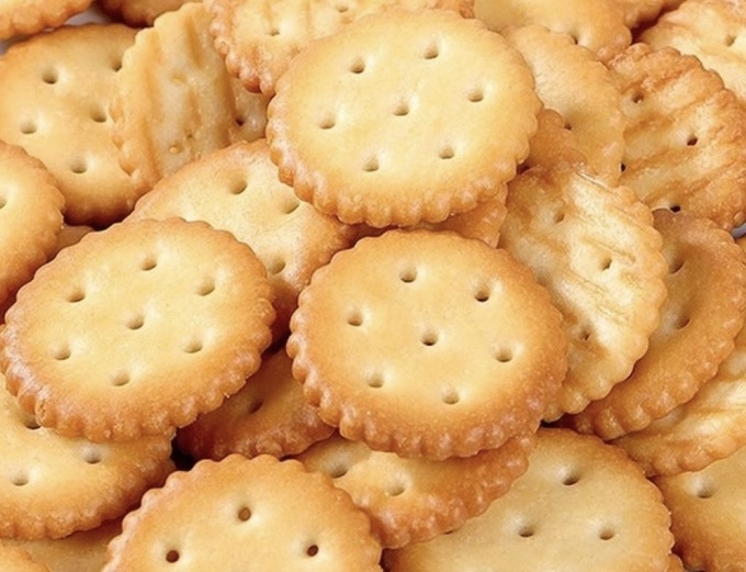 Incorporate salty cookies into your dinner for good sleep. Photo: Kieu Vu