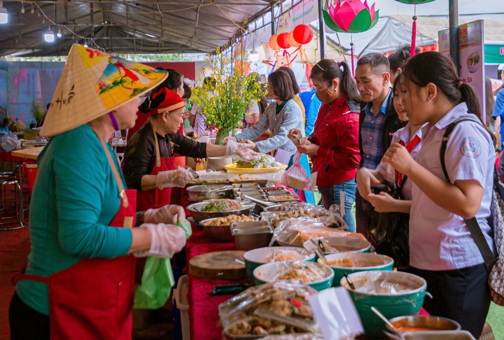 Lang Van Cu (xa Huong Toan, thi xa Huong Tra) nam ben song Bo cach trung tam TP Hue khoang 10km, noi bat voi nghe lam bun truyen thong co lich su gan 500 nam. 