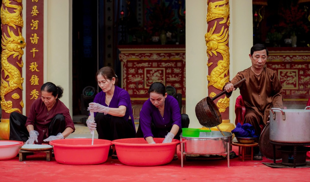 Hien nay, lang co khoang 135 co so san xuat bun, cung cap ra thi truong o cac dia phuong. Moi ngay, lang san xuat khoang 30 tan bun, voi nhung soi bun trang, bong va khong co chat phu gia.