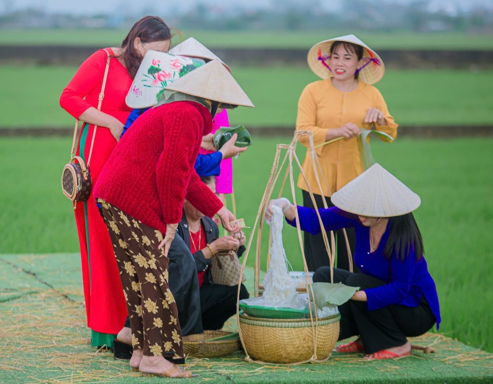 Quy trinh san xuat bun tai Van Cu rat dac biet, su dung muoi song de ngam, vo gao va nuoi bot, dam bao ve sinh va giu duoc huong vi truyen thong. 