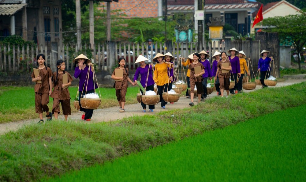 Diem dac biet cua lang Van Cu la viec to chuc le te vi to nghe Ba Bun vao ngay 22 thang Gieng am lich hang nam, de tuong nho va tri an Ba To nghe bun cua lang. 