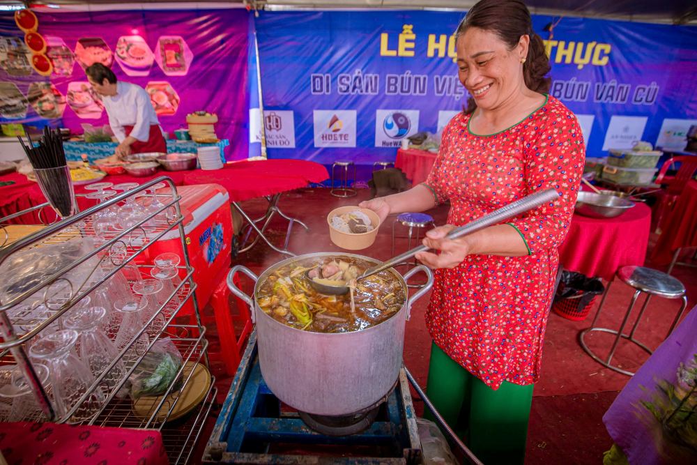 San pham bun Van Cu duoc su dung pho bien trong cac quan an va nha hang, day la hot cot gop phan tao nen huong vi dac biet cua bun bo Hue. Bun Van Cu co soi min, trang trong, bong, thom mui bot, co do dai vua phai.