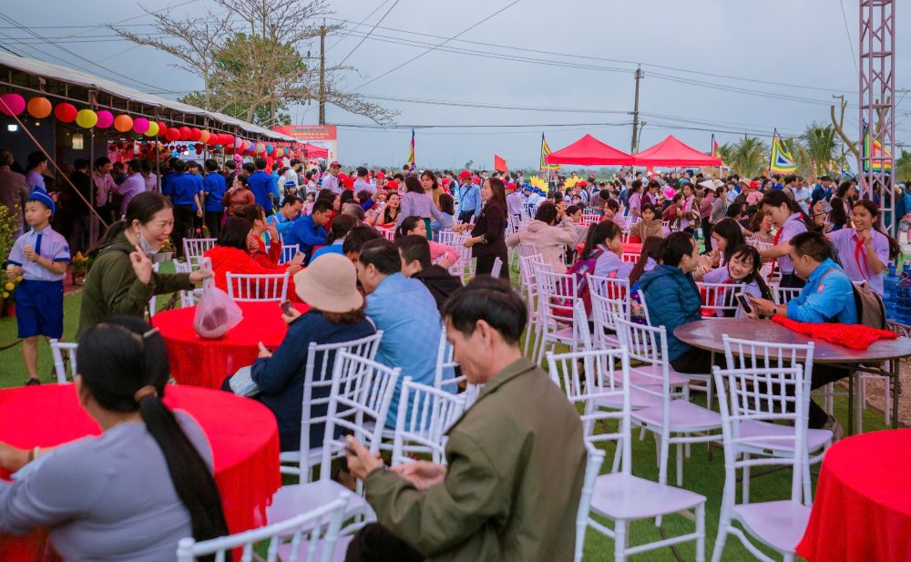 Ngay 19.2, tai thon Van Cu – Nam Thanh (xa Huong Toan – thi xa Huong Tra) da dien ra Le don nhan danh hieu Di san van hoa phi vat the Quoc gia “Nghe thu cong truyen thong - Nghe lam bun Van Cu”. 