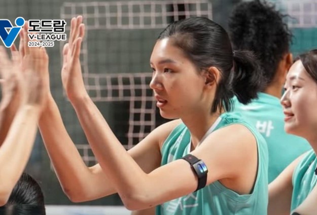 Blocker Bich Thuy in the GS Caltex shirt. Photo: K.League