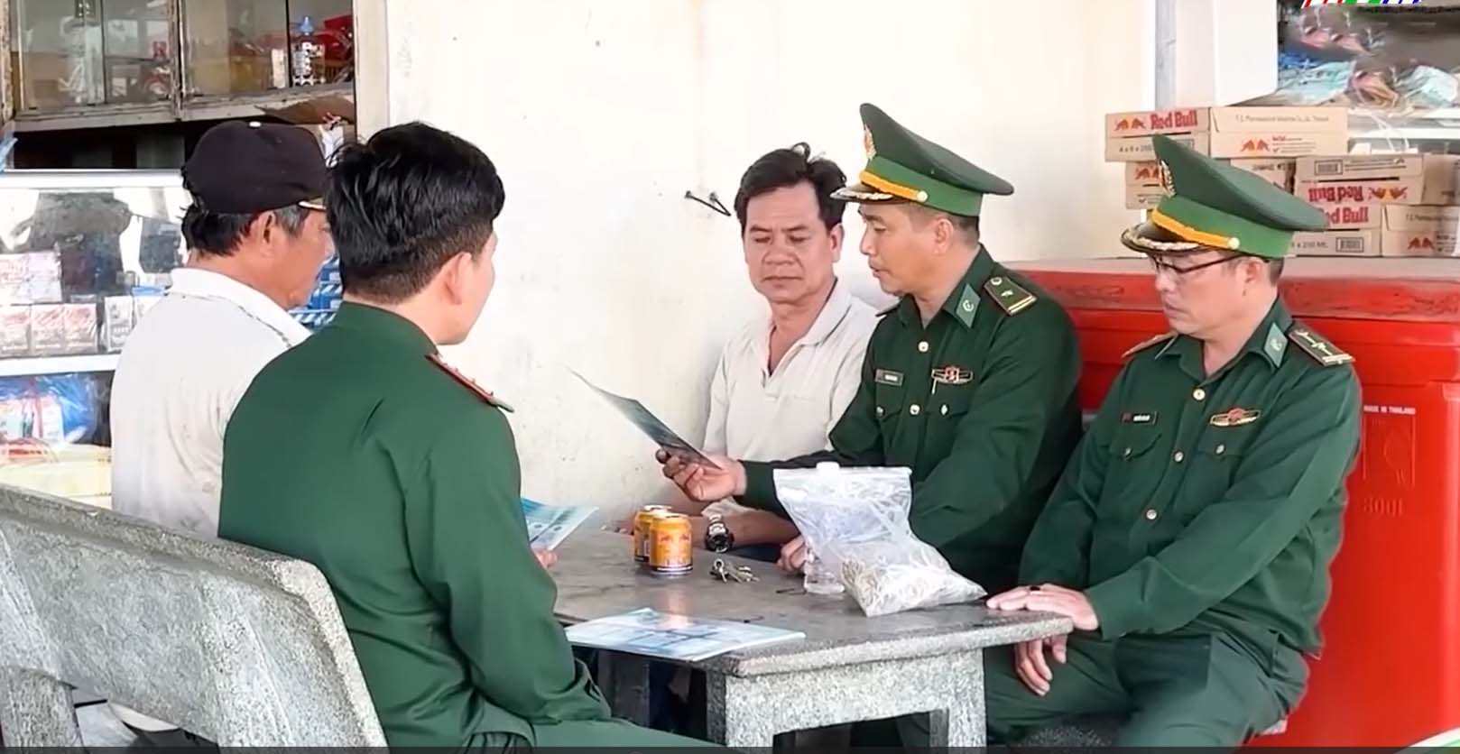 Quang Ngai Border Guard forces have come to the fishermen's homes to propagate and encourage them not to encroach on foreign waters when exploiting seafood. Photo: Vien Nguyen.