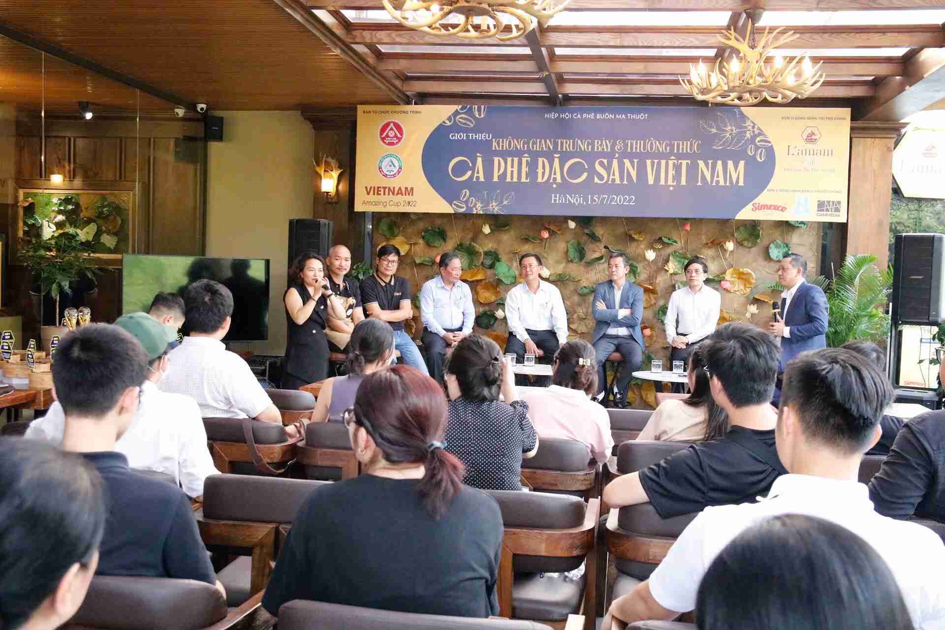 A talk show on Vietnamese specialty coffee was successfully held in Dak Lak. Photo: Bao Trung