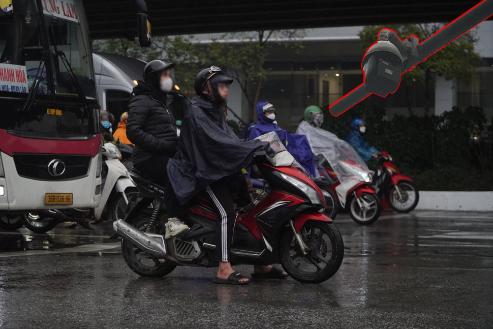 Duoi dieu kien thoi tiet mua lanh di kem voi mat do giao thong tai khu vuc nut giao Nguyen Khang - Pham Hung tang cao, nhieu nguoi dan bat chap camera phat nguoi ngang nhien lan lan, de vach, tham chi la vuot den do khi di chuyen qua khu vuc nay.