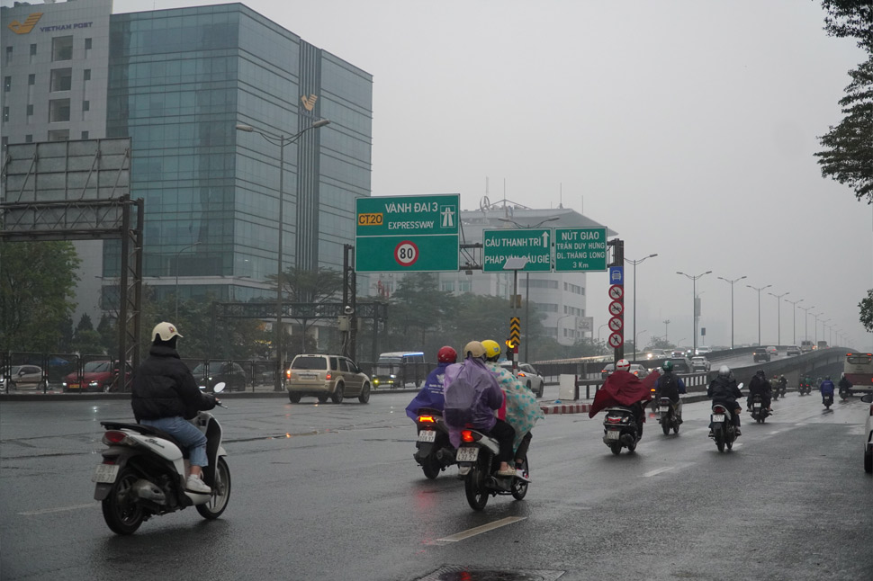 Tai khu vuc loi len, xuong cau Mai Dich va duong Vanh dai 3, mat do giao thong khong qua dong duc. Tuy nhien cang len tren cau, luong suong mu bao phu cang day dac, khien cac phuong tien gap kho khan khi di chuyen.