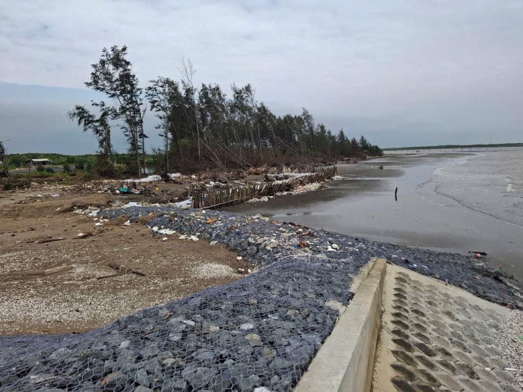 Do kè đê biển huyện Ba Tri chưa khép kín, sóng biển đánh đã làm một số điểm sạt lở, có nguy cơ làm ảnh hưởng đời sống của người dân. Ảnh: Thành Nhân