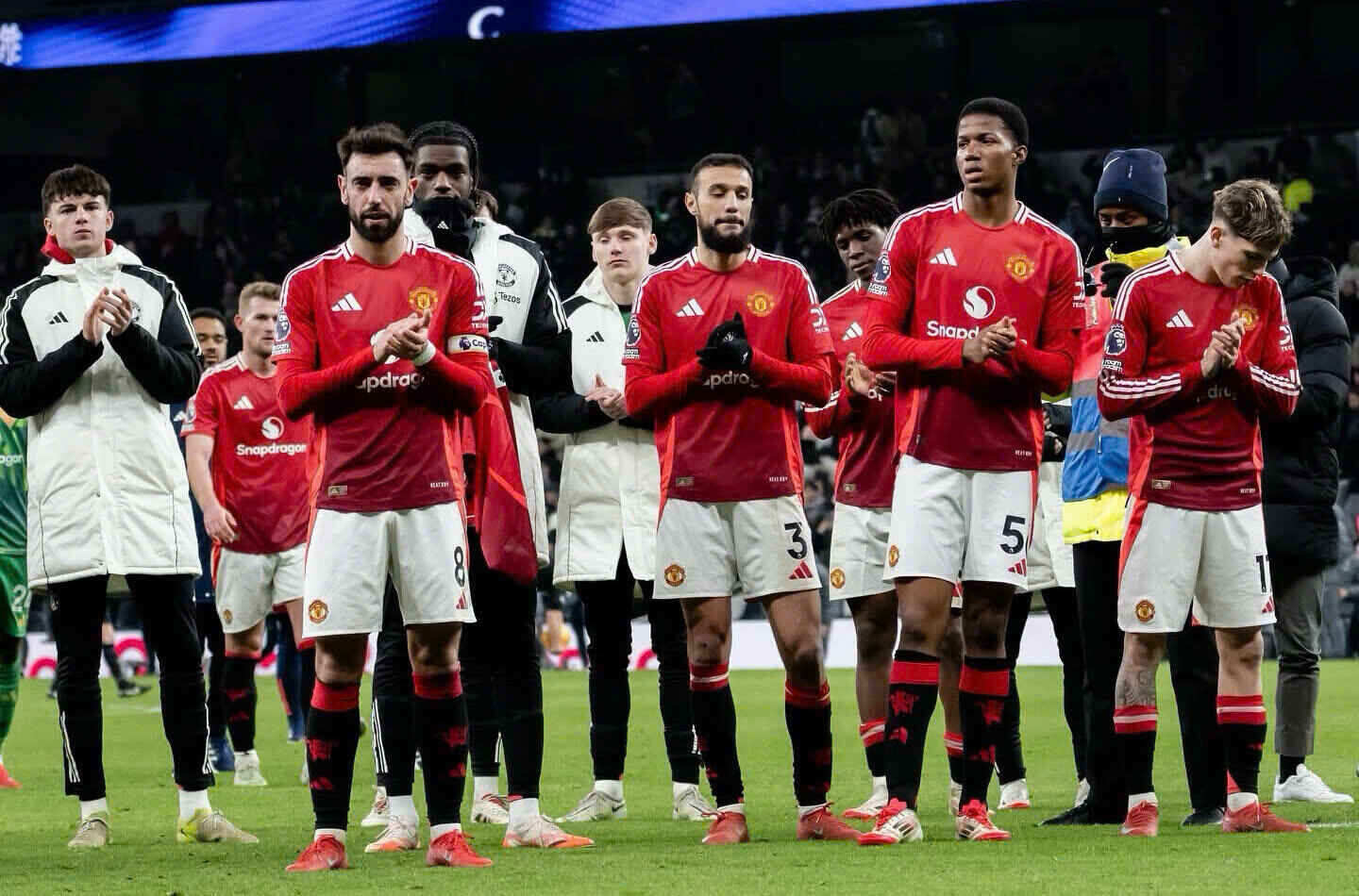 Man United dang chim sau o nua duoi bang xep hang Premier League.  Anh: MUFC