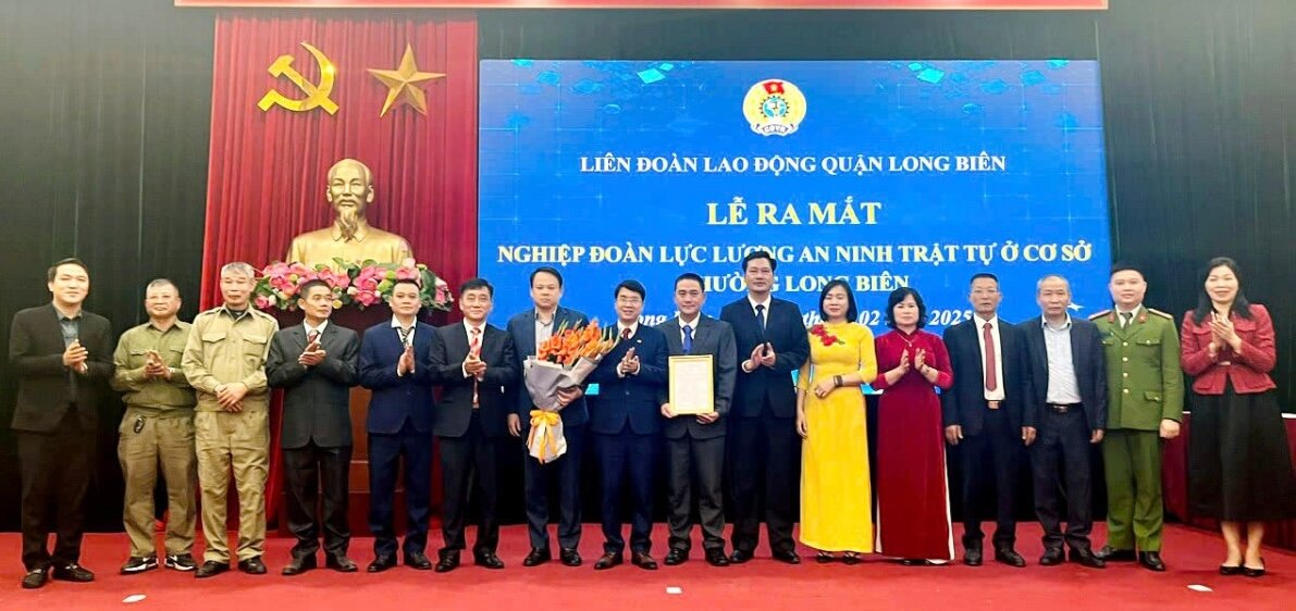 Leaders of the Labor Federation and the People's Committee of Long Bien Ward and the Provisional Executive Committee of the Security and Order Force Union in Long Bien Ward. Photo: Trade Union