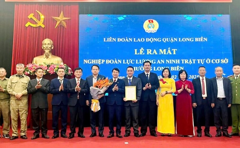 Leaders of the Labor Federation and the People's Committee of Long Bien Ward and the Provisional Executive Committee of the Security and Order Force Union in Long Bien Ward. Photo: Trade Union