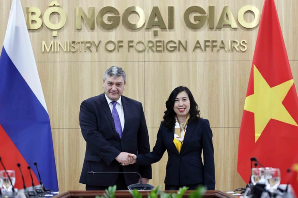Deputy Foreign Minister Le Thi Thu Hang and Russian Deputy Foreign Minister Andrey Rudenko. Photo: VNA