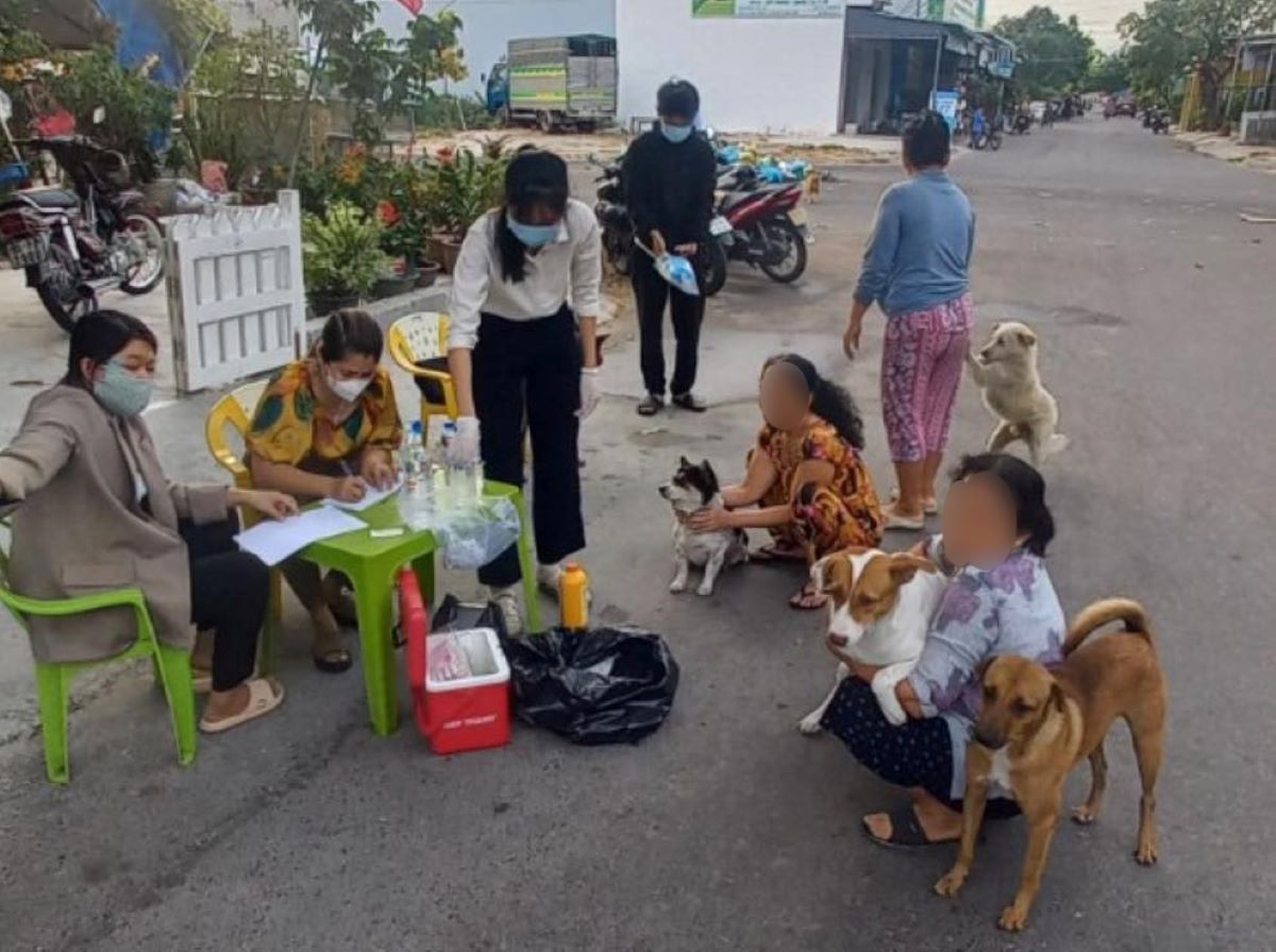 Trung tam Ky thuat va Dich vu Nong nghiep thanh pho Phan Thiet tiem vaccine phong dai cho cho tai khu vuc phat hien cho dai. Anh: CQCN