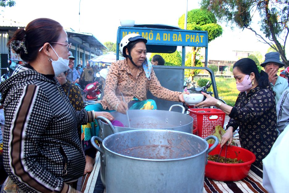 Phong kham duoc nhieu nha hao tam tu nguyen phoi hop to chuc nhieu hoat dong ho tro nguoi benh nhu cap chao diem tam mien phi. Anh: Luc Tung