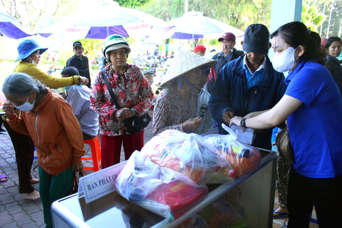 Dac biet vao cac dip le, Tet con cap qua cho nguoi co hoan canh kho khan den kham benh, nhan thuoc mien phi.