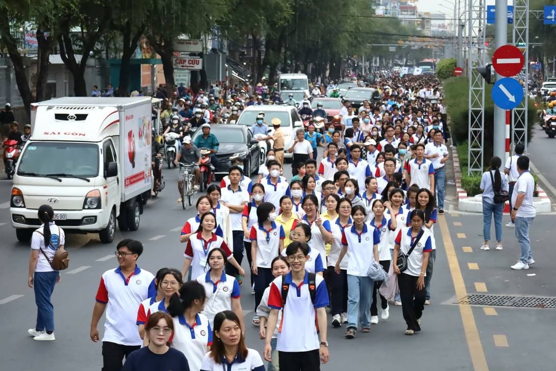 Hon 2.000 nguoi tham gia di bo. Anh: Yen Phuong