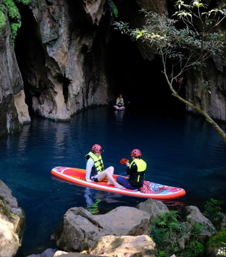 Du khach cheo SUP kham pha the gioi ben trong hang. Anh: Kim Phuong