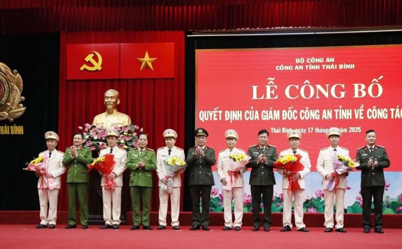 The Board of Directors of Thai Binh Provincial Police presented flowers to 6 department-level leaders who applied for early retirement. Photo: Thai Binh Provincial Police