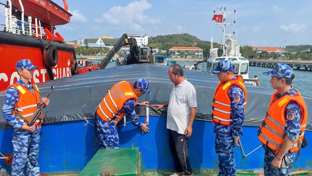 Sà lan chở hơn 100 tấn phân đạm ure nhưng không có giấy tờ nguồn gốc của hàng hóa. Ảnh: BTL vùng CSB4