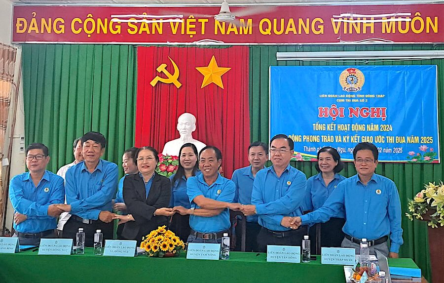 Emulation Cluster No. 2 Labor Federations in Dong Thap signed an emulation agreement in 2025. Photo: Tran Hao