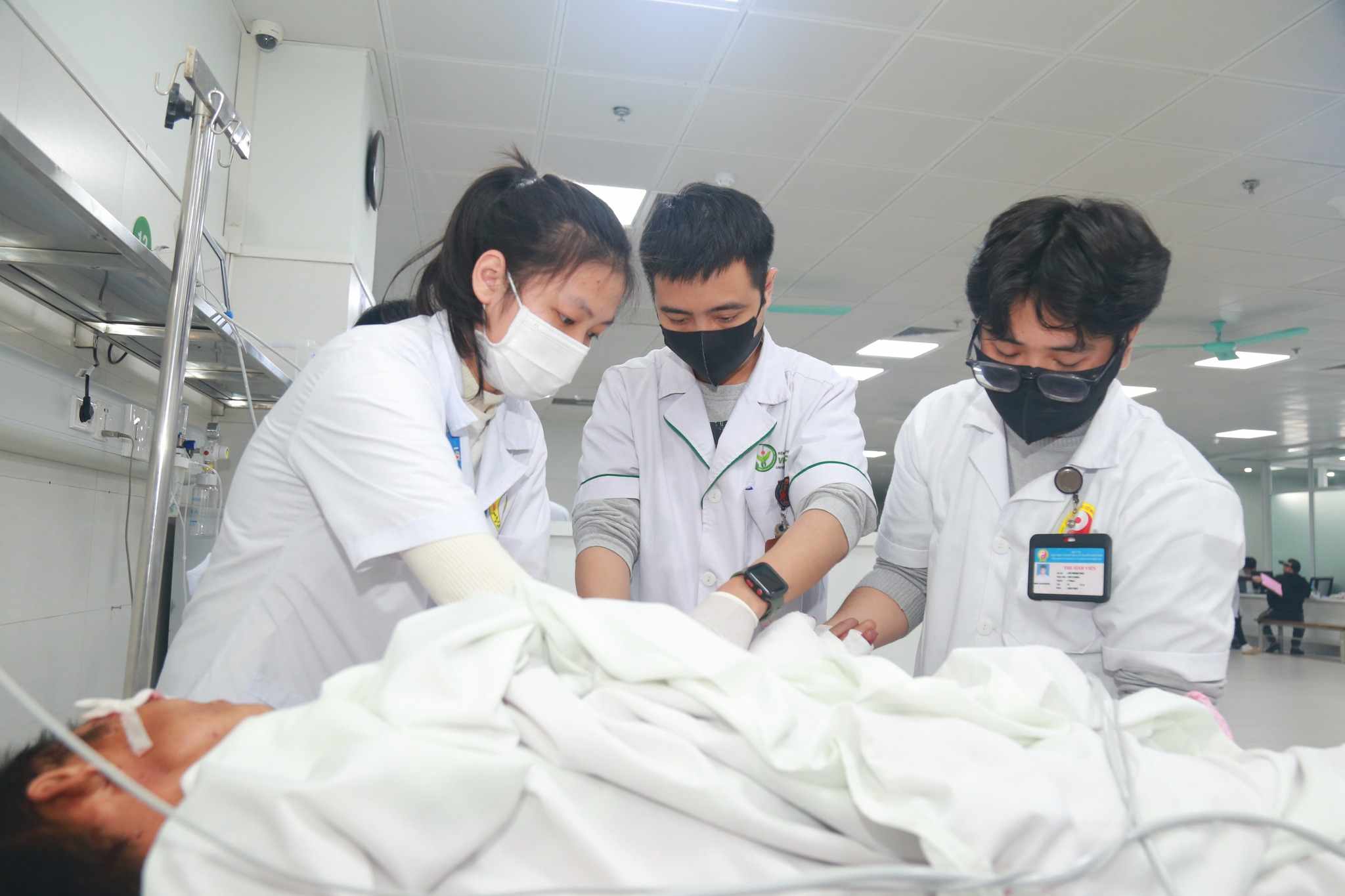 Patient N.D.H (male, 45 years old, Son La) was one of the victims in the accident on National Highway 6 and was treated at Viet Duc Friendship Hospital. Photo: BVCC