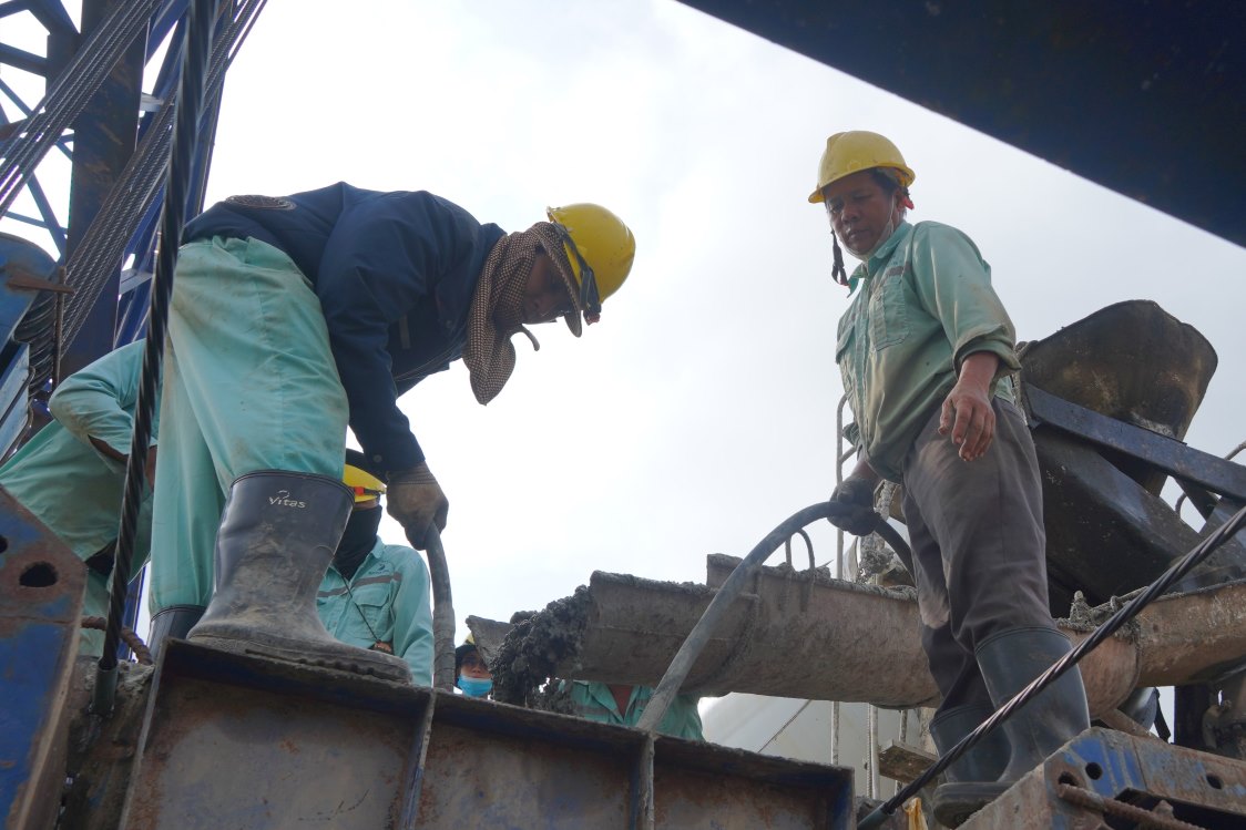 Cong nhan hoi ha duc dam cau. Anh: Ta Quang