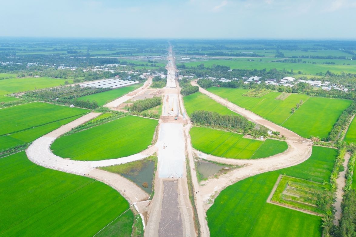 Two expressways worth over VND72 trillion still lack sand