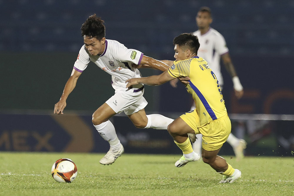 Binh Duong Club meets Song Lam Nghe An in round 14 of V.League 2024-2025. Photo: Thanh Vu
