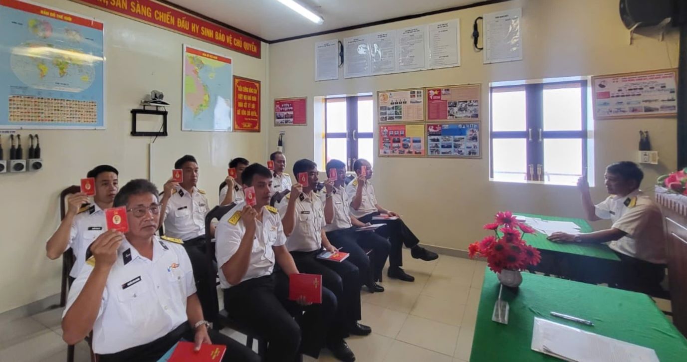 Dang vien tren nha gian DK1/20 bieu quyet tai Dai hoi Chi bo nhiem ky 2025 - 2027. Anh: Nha gian DK1