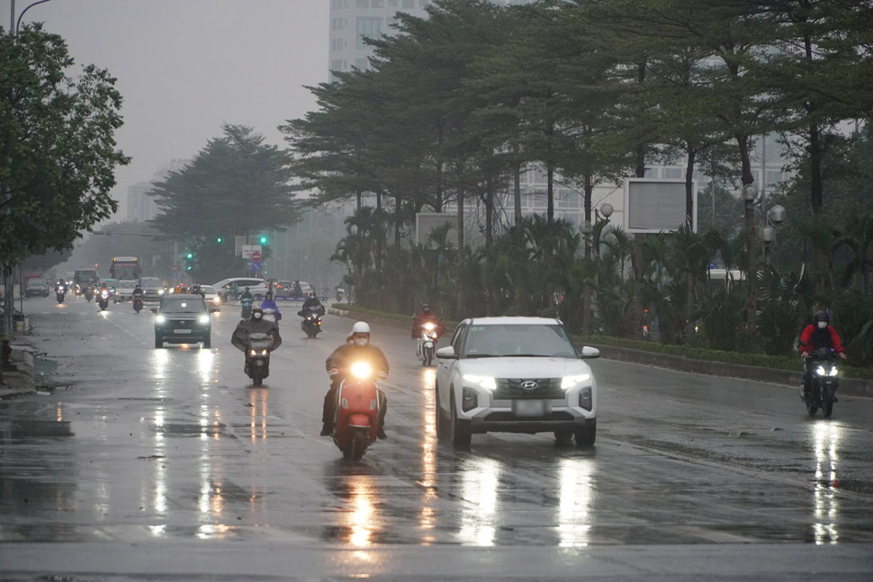 Life in Hanoi is immersed in moisture and prolonged cold. Photo: Hao Thien