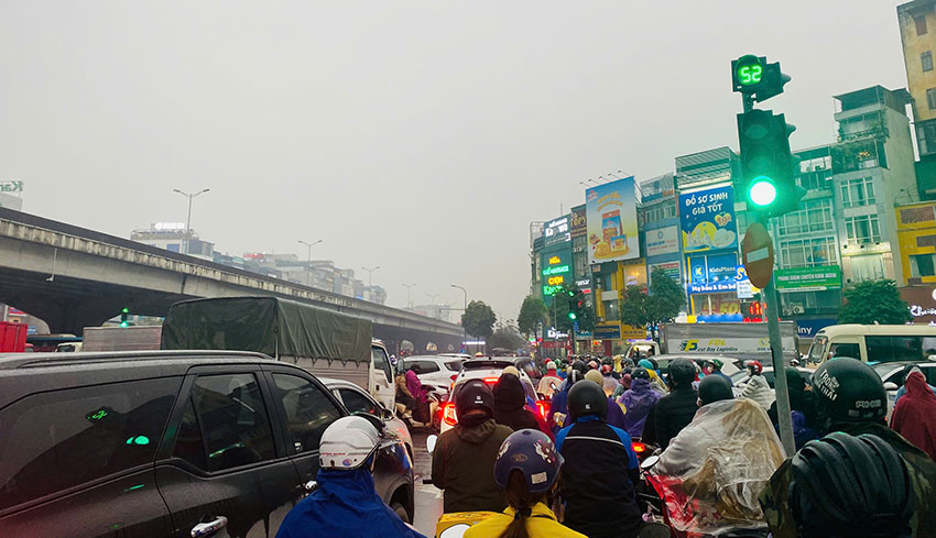 Chieu 21.2 tai duong Nguyen Xien, den xanh khong cuu noi con tac duong keo dai duoi mua am. Anh: Binh An